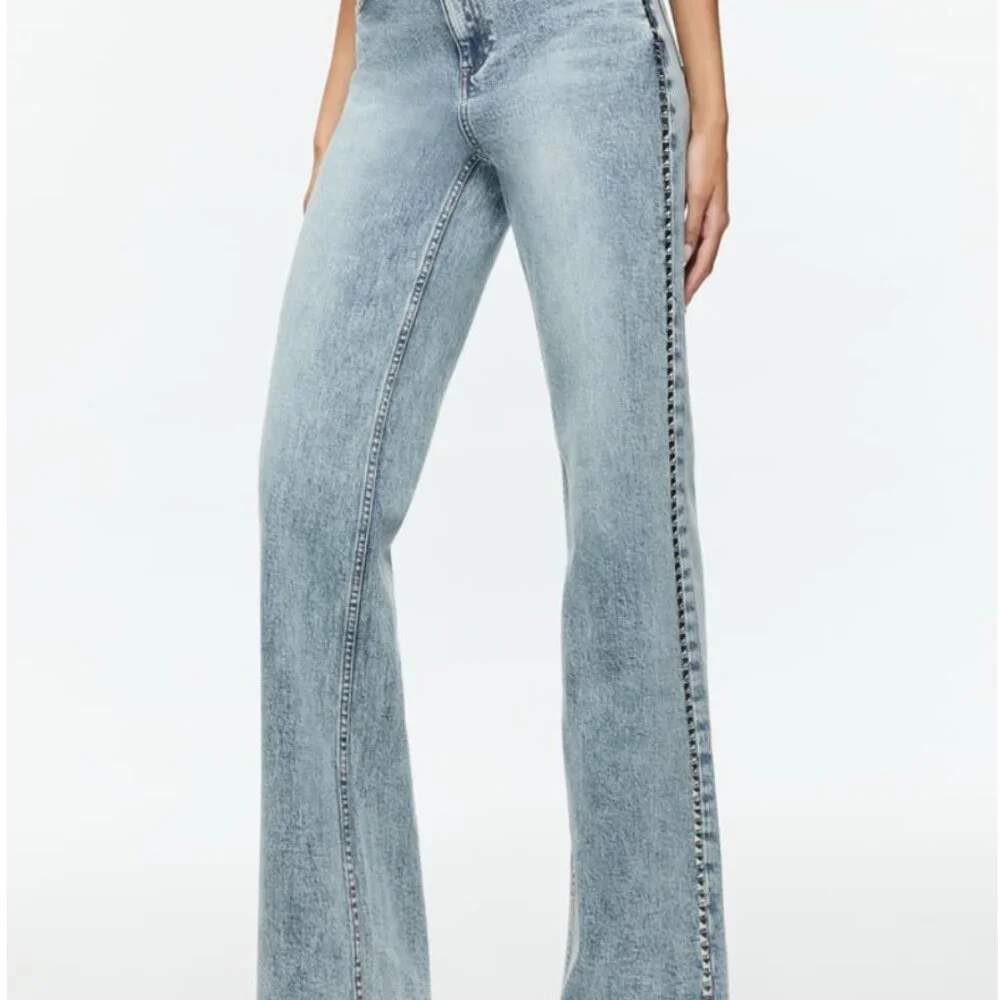 Alice + Olivia BODIE STUDDED JEAN - Picture 4 of 7